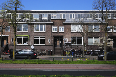 900182 Gezicht op de voorgevels van de huizen Vleutenseweg 231 (rechts) -243 te Utrecht.